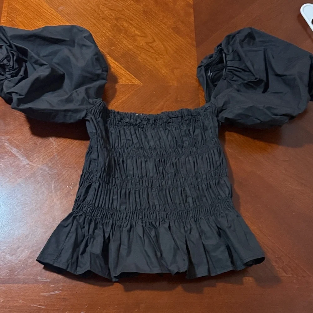 Astr the label Savina Black Smocked Puff Sleeve Blouse Sz small S